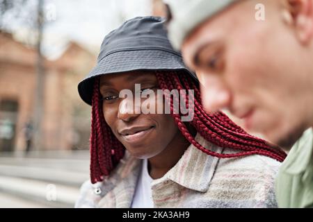 Emotionales Nahaufnahme-Porträt einer schwarzen afroamerikanischen Frau Stockfoto