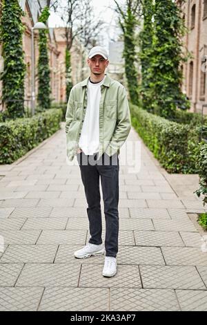 Porträt eines jungen Mannes im park Stockfoto