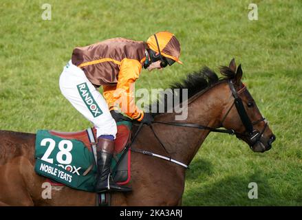 Aktenfoto vom 09-04-2022 von Noble Yeats, der bei der Landung auf dem W.. Hickey Memorial Chase in Wexford. Ausgabedatum: Montag, 31. Oktober 2022. Stockfoto