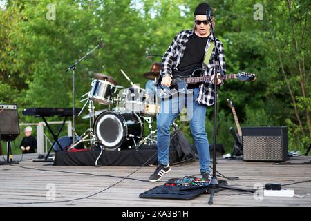 Straßenmusiker treten im Stadtpark auf Stockfoto