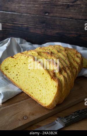 Knuspriges Maisbrot. Maisbrotscheiben, fertig zum Essen Stockfoto