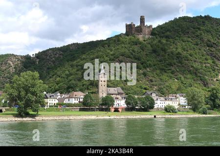 Dörfer und Burgen entlang des UNESCO-Weltkulturerbes des Rheintals in Deutschland an einem Sommertag Stockfoto