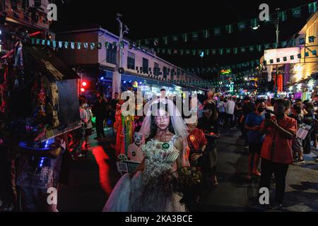 Bangkok, Thailand. 31. Oktober 2022. Während der Halloween Parade werden Menschen in Kostümen gesehen. Khaosan Road eine der berühmtesten Spazierstraßen in Bangkok veranstaltete nach 2 Jahren COVID-Beschränkungen die Geisterparade zum Halloween-Festival. (Foto von Varuth Pongsapipatt/SOPA Images/Sipa USA) Quelle: SIPA USA/Alamy Live News Stockfoto