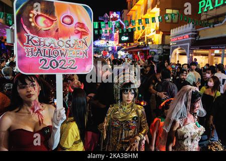 Bangkok, Thailand. 31. Oktober 2022. Menschen, die während der Halloween Parade in Kostümen gesehen wurden. Khaosan Road eine der berühmtesten Spazierstraßen in Bangkok veranstaltete nach 2 Jahren COVID-Beschränkungen die Geisterparade zum Halloween-Festival. Kredit: SOPA Images Limited/Alamy Live Nachrichten Stockfoto