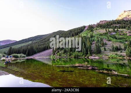 Aspen, Colorado Maroon Bells Weitwinkelansicht im Sommer Wasserspiegelung, Menschen stehen mit Stativen fotografieren Stockfoto