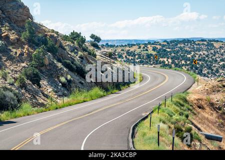 Kurvige kurvige Autobahn 12 malerische Nebenstraße in Calf Creek Erholungsgebiet und Grand Staircase Escalante National Monument in Utah Stockfoto