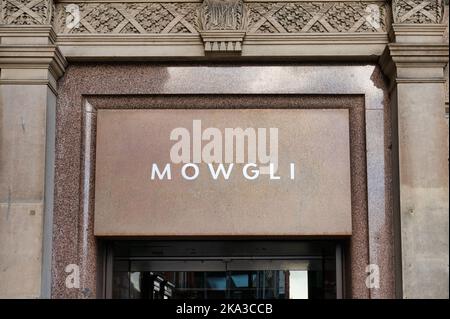 Liverpool, Großbritannien - 7. September 2022: Der Eingang zum indischen Restaurant Mowgli in Liverpool, England Stockfoto