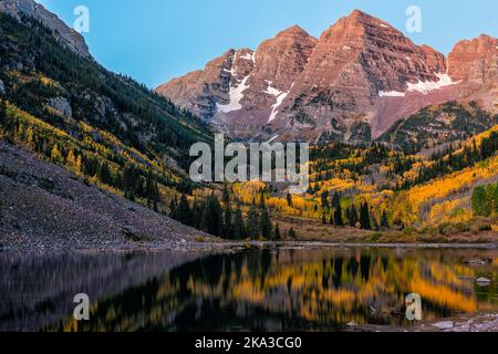 Kastanienbraune Glocken Gipfel und See bei Sonnenaufgang in Aspen, Colorado felsige Berge im Oktober Herbst Herbstsaison Bäume Reflexion auf der Wasseroberfläche Stockfoto