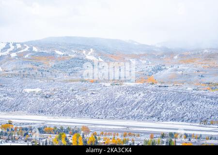 Aspen, Colorado Stadt in felsigen Bergen brüllend Gabeltal aus dem hohen Winkel Blick auf den Flughafen während der Herbstsaison und Schnee im Oktober Stockfoto