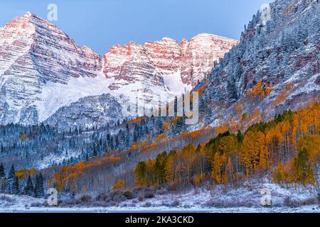 Nahaufnahme von Maroon Bells Sonnenaufgang in Aspen, Colorado Red Elk Range Berg mit Rocky Mountains im Spätherbst mit Winter schneebedeckten Gipfel Stockfoto