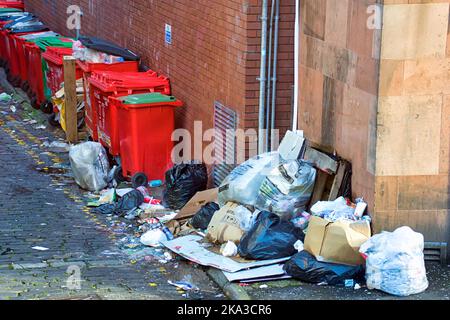 Überfließende Mülltonne in der Hope Street in Glasgow, Schottland, Großbritannien Stockfoto