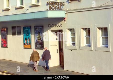 Theater Royal Bühne Tür mit Schauplakaten Stockfoto