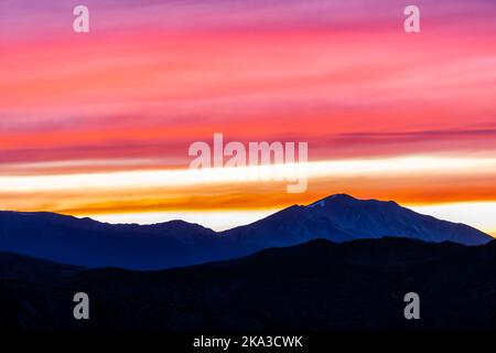 Orange rot rosa bewölkt Sonnenuntergang in Aspen, Colorado mit Rocky Mountains Peak Range, lebendige Farbe der Wolken in der Dämmerung mit Bergrücken Silhouette Stockfoto