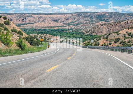 Carson National Forest Highway 75 in Penasco, New Mexico mit Canyonklippen der Berge Sangre de Cristo im Hintergrund an der Hauptstraße nach Taos Stockfoto