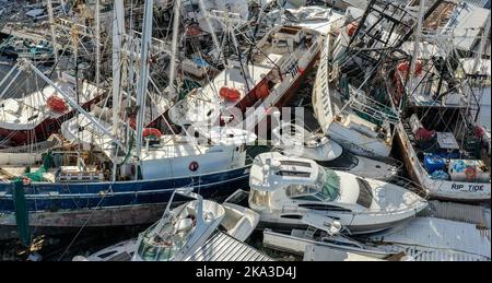 Fort Myers Beach, Usa. 30. Oktober 2022. In dieser Luftaufnahme sitzen Boote in einem Yachthafen von San Carlos Island in Fort Myers Beach, Florida, einen Monat nach Hurrikan Ian, der am 28. September als Hurrikan der Kategorie 4 landeinstürze, Verursacht geschätzte $67 Milliarden an versicherten Schäden und mindestens 127 stürmbedingte Todesfälle in Florida. Kredit: SOPA Images Limited/Alamy Live Nachrichten Stockfoto