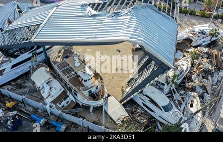 Fort Myers Beach, Usa. 30. Oktober 2022. In dieser Luftaufnahme sitzen Boote in einem Yachthafen von San Carlos Island in Fort Myers Beach, Florida, einen Monat nach Hurrikan Ian, der am 28. September als Hurrikan der Kategorie 4 landeinstürze, Verursacht geschätzte $67 Milliarden an versicherten Schäden und mindestens 127 stürmbedingte Todesfälle in Florida. Kredit: SOPA Images Limited/Alamy Live Nachrichten Stockfoto