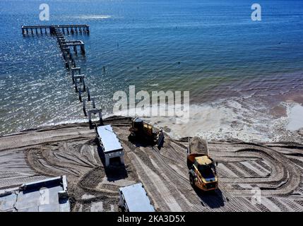 Fort Myers Beach, Usa. 30. Oktober 2022. In dieser Luftaufnahme reparieren Lastwagen den Strand in der Nähe der Überreste des stark beschädigten Pier in Fort Myers Beach, Florida, einen Monat nachdem Hurrikan Ian am 28. September als Hurrikan der Kategorie 4 landeten, Verursacht geschätzte $67 Milliarden an versicherten Schäden und mindestens 127 stürmbedingte Todesfälle in Florida. Kredit: SOPA Images Limited/Alamy Live Nachrichten Stockfoto