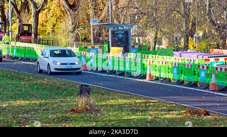 Straßenarbeiten, die die Bushaltestelle an der Great Western Road in Glasgow, Schottland, Großbritannien, abschneiden Stockfoto