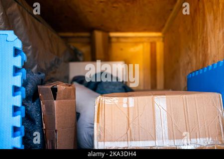 Öffnen Sie die Transportauflieger-POD, um die Lieferung nach Hause mit Möbelpads zu verladen, wenn Sie mit Gegenständen in Kartons umziehen oder umziehen Stockfoto
