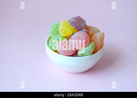 Stapel von süßen Gelee in einer Schüssel auf rosa Stockfoto