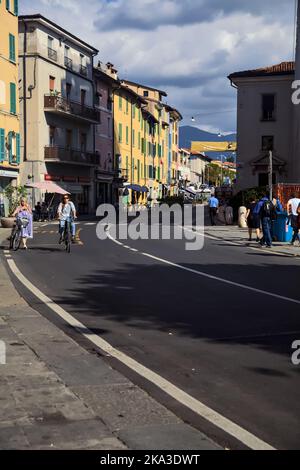 Straße mit Geschäften und Restaurant an einem sonnigen Tag in Brescia Stockfoto