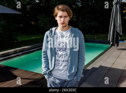 Hamburg, Deutschland. 10. Oktober 2022. Schauspieler Paul Sundheim ist am Set der ZDF-Produktion 'Gäste zum Essen'. Quelle: Axel Heimken/dpa/Alamy Live News Stockfoto