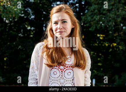 Hamburg, Deutschland. 10. Oktober 2022. Die Schauspielerin Josefine Preuß ist am Set der ZDF-Produktion "Gäste zum Essen". Quelle: Axel Heimken/dpa/Alamy Live News Stockfoto