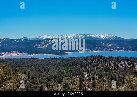 Mit Blick auf Big Bear Lake, Pacific Crest Trail, Big Bear Lake, Kalifornien, USA Stockfoto