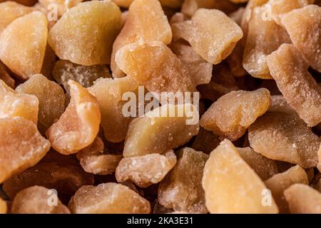 Draufsicht voller Rahmen von Haufen von köstlichen dehydrierten Guava Stücke auf der Theke platziert Stockfoto