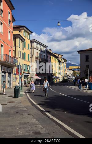 Straße mit Geschäften und Restaurant an einem sonnigen Tag in Brescia Stockfoto
