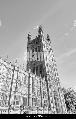 Eine Graustufenaufnahme des Victoria Tower am südwestlichen Ende des Palasts von Westminster in London Stockfoto