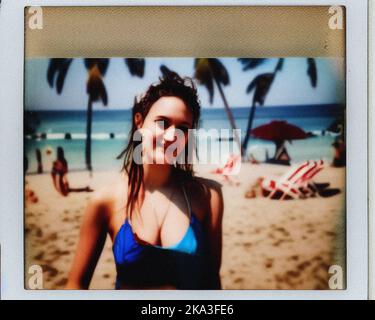 Eine junge Frau am Strand, Vintage Retro Polaroid Stockfoto