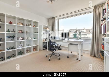 Gemütliches Arbeitszimmer mit hellem Tageslicht Stockfoto