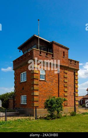 Die alte Küstenwache von Hunstanton in West Norfolk, England, wird jetzt als Urlaubsunterkunft genutzt. Stockfoto