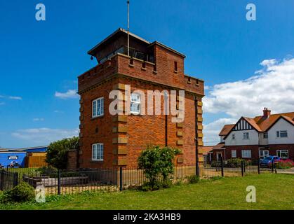 Die alte Küstenwache von Hunstanton in West Norfolk, England, wird jetzt als Urlaubsunterkunft genutzt. Stockfoto