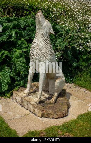 Baying Wolf, eine Skulptur aus Eiche von Jean Mulligan im Jahr 2016 in Old Hunstanton in Norfolk England, Großbritannien, wo St. Edmund 855 in England landete. Stockfoto