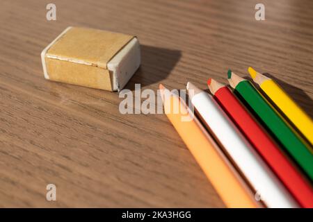 Buntstifte und weißer Radiergummi auf dem Schreibtisch Stockfoto