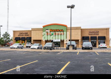 Wichita, USA - 15. Oktober 2019: Parkplatz mit Schild und Eingang zum Natural Grocers Lebensmittelgeschäft in Kansas mit Autos, die an bewölkten Tagen bei Healt geparkt sind Stockfoto