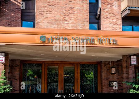 Aspen, USA - 27. Juni 2019: Kleine Skiresort-Stadt in Colorado mit Schild für Aspen Square Condo Hotel in der teuren berühmten Stadt während des Sommers mit b Stockfoto