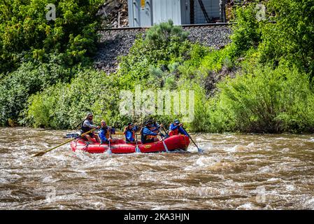 Glenwood Springs, USA - 29. Juni 2019: Gruppe von ehrlichen Menschen auf dem Boot in Colorados Roaring Fork River Wildwasser-Rafting in der Sommersaison Stockfoto