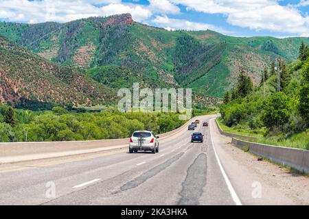 Basalt, USA - 29. Juni 2019: Autobahn 82 nach Aspen, Colorado, Skistadt mit Autos im Verkehr aus Sicht und roten Bergen im Sommer Stockfoto