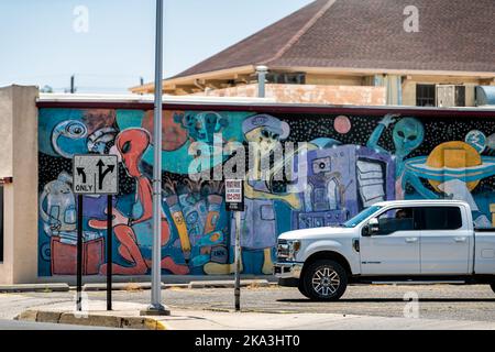 Roswell, USA - 8. Juni 2019: Baumauer in Alien-Motiv-Wandbild auf der Straße in der berühmten Stadt New Mexico Alien Sichtungen als Reise destin Stockfoto