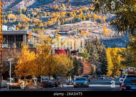 Aspen, USA - 11. Oktober 2019: Hauptstraße in Skiresort Stadt Aspen, Colorado im Herbst Herbst oder Winter mit Schnee von Luxushäusern Häuser Stockfoto