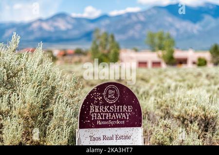 Taos, USA - 19. Juni 2019: Ranchos de Taos Valley Sangre de Cristo Mountains, Berkshire Hathaway makler Makler Makler Immobilienmakler unterschreiben bei Haus Stockfoto