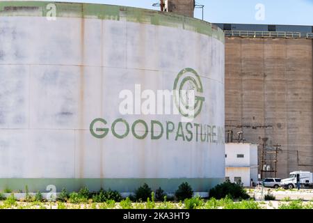 Brownfield, USA - 8. Juni 2019: Texas Countryside Town und Zeichen auf historischen Farm Road Silo für Goodpasture eingegliederte Unternehmensmarke berühmt für die g Stockfoto