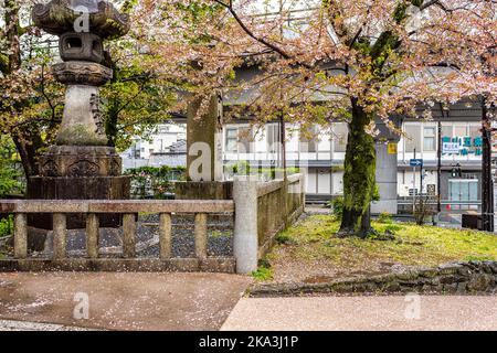 Kyoto, Japan - 9. April 2019: Yugyomaecho-Bezirk von Higashiyama Bezirk der Stadt Kyoto mit kleinem quadratischen Park und steinerner Laterne und Statue Stockfoto