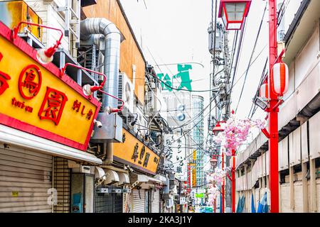 Shinjuku, Japan - 28. März 2019: Gedächtnisstraße omoide yokocho Gasse mit hängenden Papierlantern und Kirschblüten Sakura Blumen Dekorationen von Izakaya Stockfoto