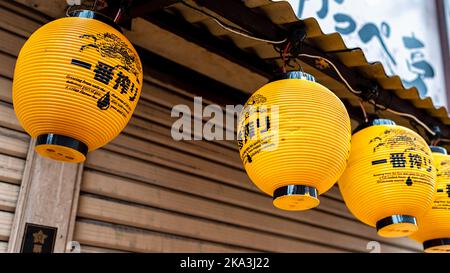 Shinjuku, Japan - 28. März 2019: omoide Yokocho Gasse mit hängenden gelben Papierlantern für Kirin Fassbier-Werbung von Izakaya Bar Stockfoto