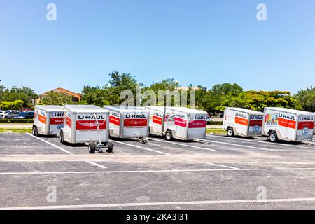 Ft Myers, USA - 16. Mai 2022: Viele geparkte U-Haul-Anhänger für den Umzug nach Hause Möbel durch Abschleppen in Florida auf der Straße zu bewegen p Stockfoto