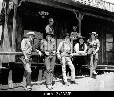 Steve McQueen, Yul Brynner, James Coburn, Horst Buchholz, Robert Vaughn, Charles Bronson, Brad Dexter, „The Magnificent Seven“ (1960) UA. (THA Aktenzeichen #34408-264THA) Stockfoto